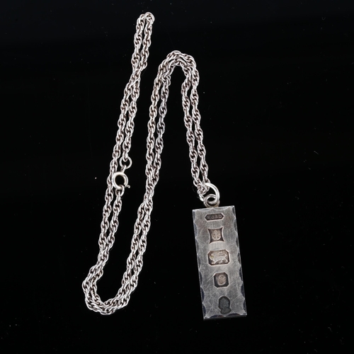 1246 - An Elizabeth II Silver Jubilee ingot pendant necklace, on silver Prince of Wales link chain, maker's... 