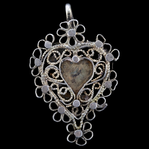 1279 - A 17th century filigree heart pendant, unmarked silver-gilt settings, pendant height 36.4mm, 3g