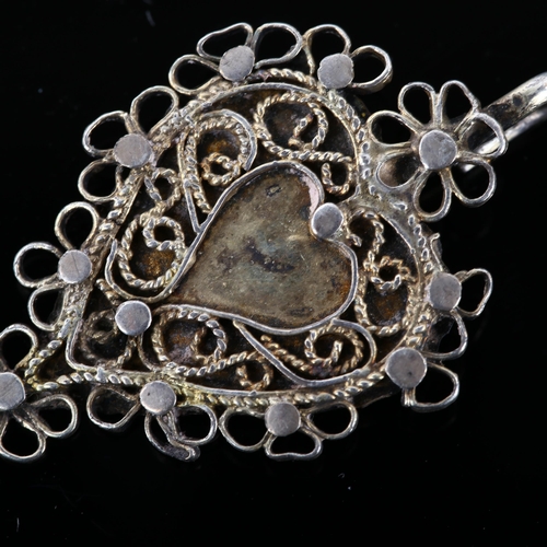 1279 - A 17th century filigree heart pendant, unmarked silver-gilt settings, pendant height 36.4mm, 3g