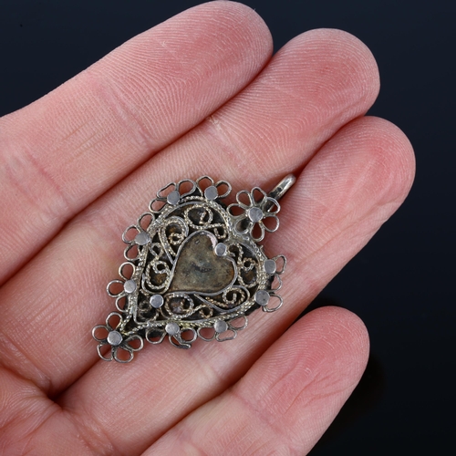 1279 - A 17th century filigree heart pendant, unmarked silver-gilt settings, pendant height 36.4mm, 3g