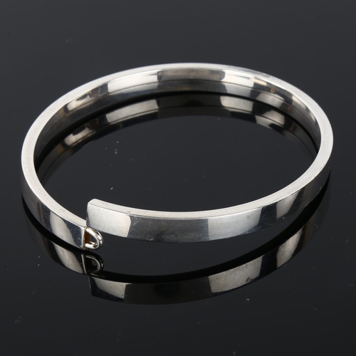 1284 - PER E LANGE - a Danish sterling silver plain form torque bangle, band width 6mm, internal circumfere... 