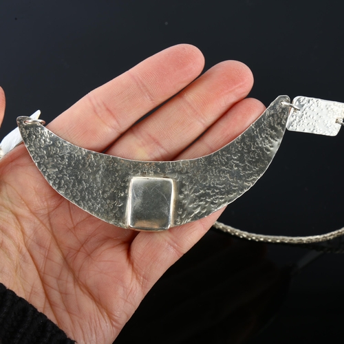 1299 - A handmade sterling silver collar necklace, by Claude Wilkes, hallmarks London 2016, necklace length... 