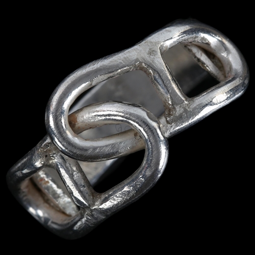 1300 - A handmade sterling silver anchor link ring, by Claude Wilkes, setting height 11.6mm, size P, 6.1g