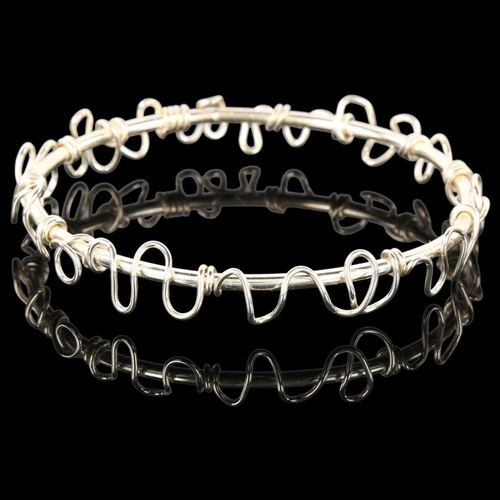 1303 - A handmade sterling silver wirework bangle, by Claude Wilkes, setting height 12.1mm, internal circum... 