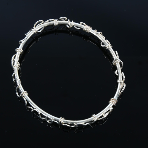 1303 - A handmade sterling silver wirework bangle, by Claude Wilkes, setting height 12.1mm, internal circum... 