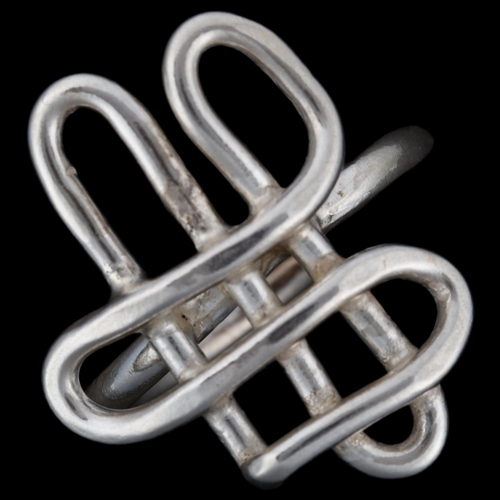 1306 - A handmade sterling silver abstract ring, by Claude Wilkes, hallmarks London 2015, setting height 28... 