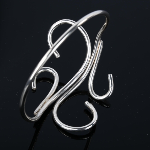 1310 - A handmade sterling silver abstract bangle, by Claude Wilkes, setting height 45.5mm, internal circum... 