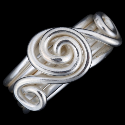 1312 - A handmade sterling silver abstract band ring, with spiral motif, by Claude Wilkes, setting height 1... 