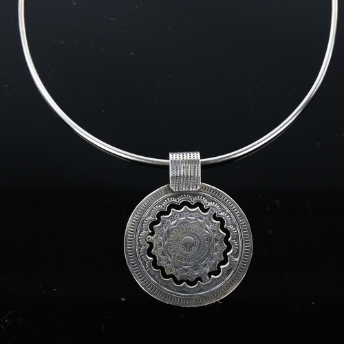 1341 - An Egyptian silver pendant neck torque, pendant height 62.1mm, internal circumference approx 40cm, 4... 