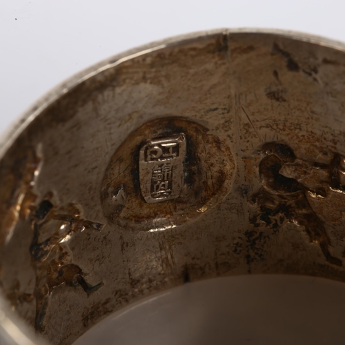 1400 - A Chinese export silver napkin ring, musical procession decoration, by Tuck Chang, circa 1900, diame... 