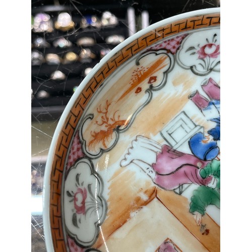 224 - 2 Chinese porcelain dishes with hand painted figures, diameter 16cm and 12.5cm (2)