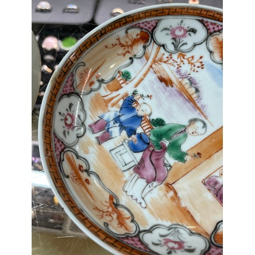 224 - 2 Chinese porcelain dishes with hand painted figures, diameter 16cm and 12.5cm (2)