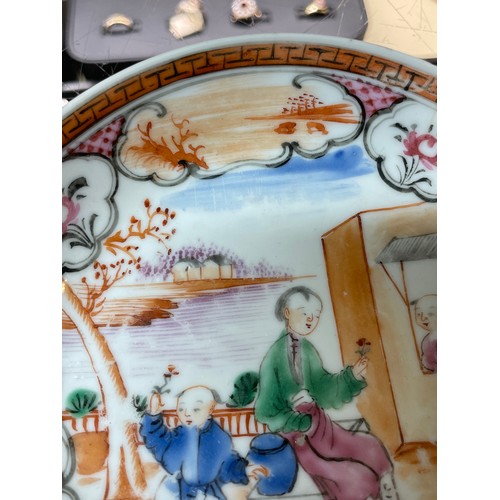 224 - 2 Chinese porcelain dishes with hand painted figures, diameter 16cm and 12.5cm (2)