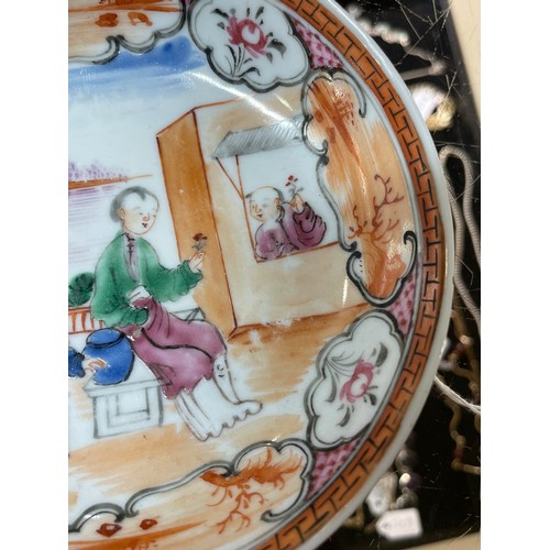 224 - 2 Chinese porcelain dishes with hand painted figures, diameter 16cm and 12.5cm (2)