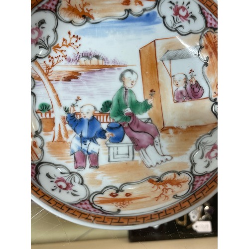 224 - 2 Chinese porcelain dishes with hand painted figures, diameter 16cm and 12.5cm (2)