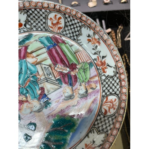 224 - 2 Chinese porcelain dishes with hand painted figures, diameter 16cm and 12.5cm (2)