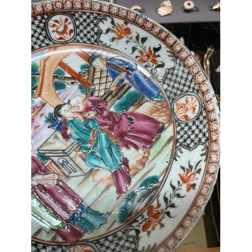 224 - 2 Chinese porcelain dishes with hand painted figures, diameter 16cm and 12.5cm (2)