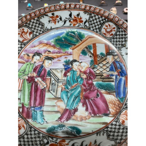 224 - 2 Chinese porcelain dishes with hand painted figures, diameter 16cm and 12.5cm (2)