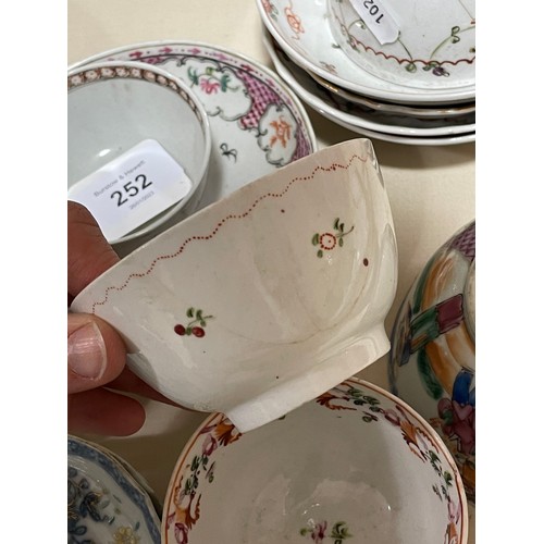 252 - A quantity of Chinese 18th century tea bowls and saucers