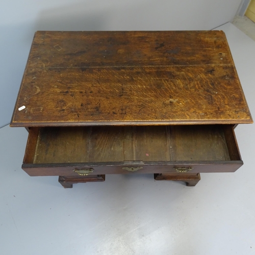 2539 - A Georgian oak kneehole writing desk, with seven drawers and cupboard, raised on bracket feet. 92x80... 