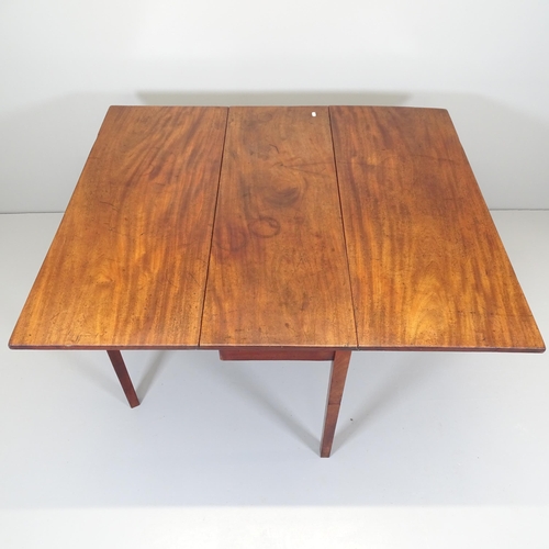 2550 - An antique mahogany gate leg table. 108x72x37 (extending to 125cm)