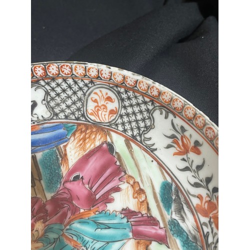 224 - 2 Chinese porcelain dishes with hand painted figures, diameter 16cm and 12.5cm (2)