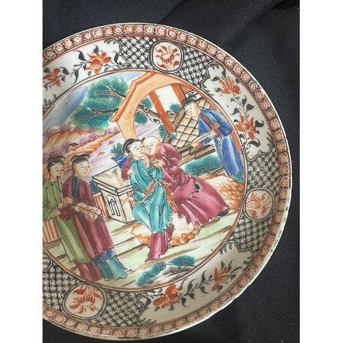 224 - 2 Chinese porcelain dishes with hand painted figures, diameter 16cm and 12.5cm (2)