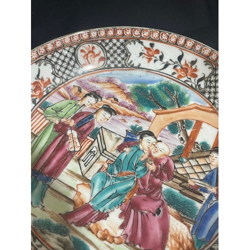 224 - 2 Chinese porcelain dishes with hand painted figures, diameter 16cm and 12.5cm (2)