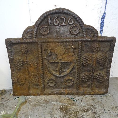 2609 - An antique cast iron fireback. 75x66cm