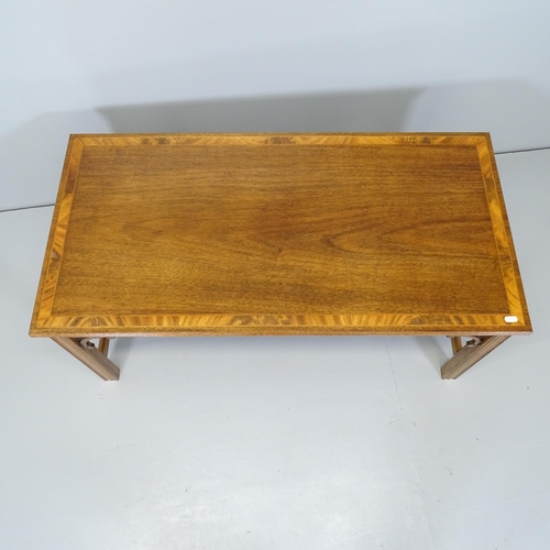 2669 - Am antique cross-banded mahogany coffee table with inlaid decoration. 102x46x51cm.