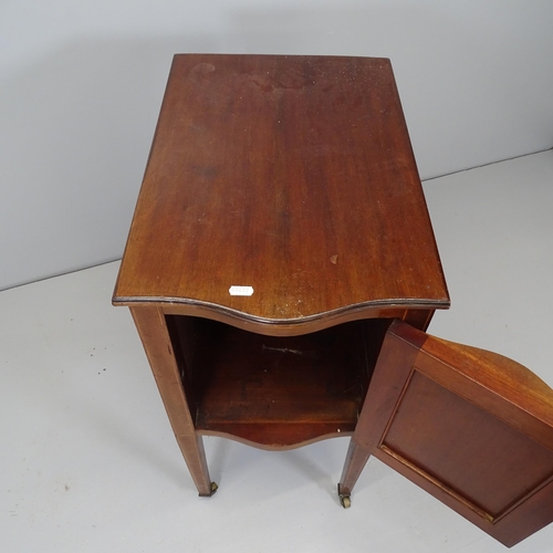 2684 - An Edwardian mahogany and satinwood-strung pot cupboard. 27x78x85cm.