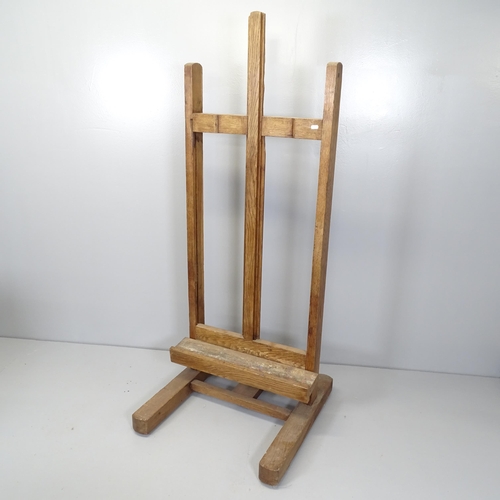 2690 - An antique oak adjustable artist's easel.