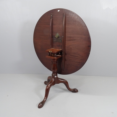 2206 - A Georgian mahogany tilt-top circular occasion table, with birdcage movement and tripod base. 92x70c... 