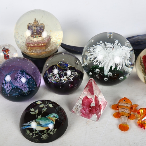 432 - Various paperweights including Caithness, 2 bird figures etc