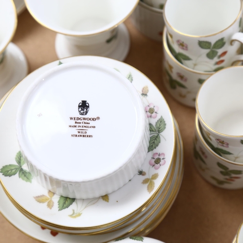 440 - Wedgwood Wild Strawberry pattern tea service and matching coffee set, including teapot, vases and pr... 