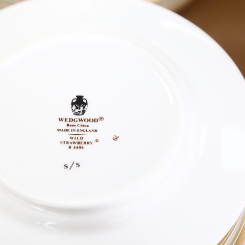 441 - Extensive Wedgwood Wild Strawberry pattern dinner service, including 3 vegetable tureens, meat plate... 