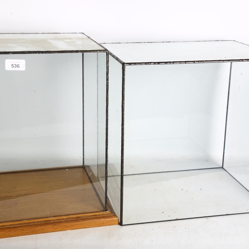 536 - 2 similar glass display cases, 1 with wooden display plinth, H including plinth 40cm, L42cm, D32cm (... 