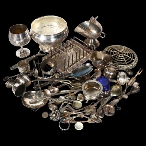 807 - A box of mainly plated ware, to include a 6-slice toast rack, cutlery, cruet sets, silver napkin rin... 