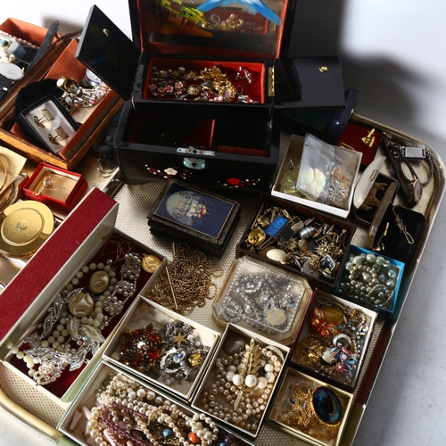 822 - 2 trays of mixed costume jewellery, wristwatches, Ingersoll pocket watch, various brooches, necklace... 