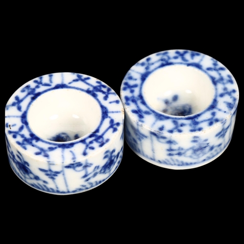 566 - A pair of Chinese design blue and white brush washers of small size, diameter 5cm, height 2.5cm