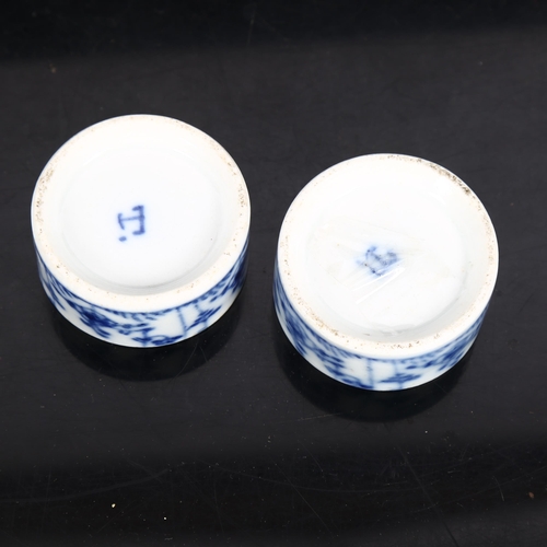 566 - A pair of Chinese design blue and white brush washers of small size, diameter 5cm, height 2.5cm