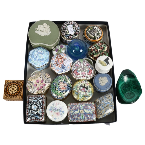 572 - A collection of trinket boxes and paperweights, including Wedgwood, The William Morris Collection, P... 