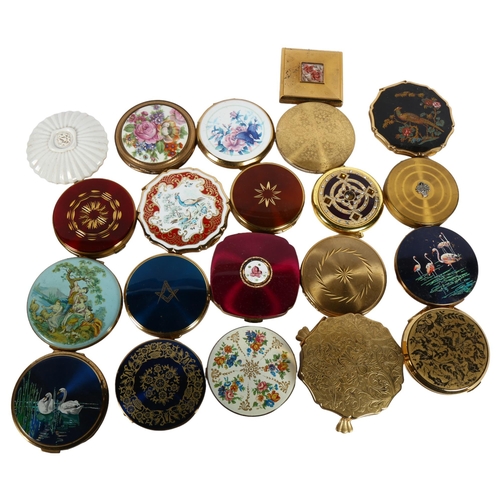 617 - A collection of Vintage compacts, including Stratton