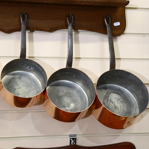 552 - A graduated set of 5 French 1970s copper pans, with wooden hanging rack, largest pan diameter 20cm, ... 