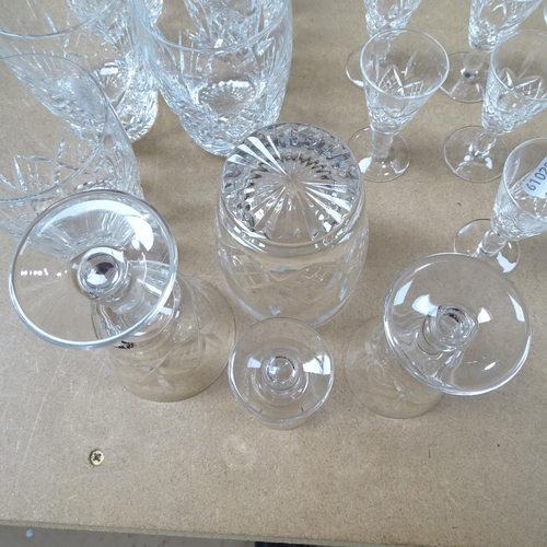 475 - A suite of Stuart crystal glassware in Glengarry pattern, to include
6 Champagne flutes, 6 Tumblers,... 