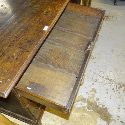 2539 - A Georgian oak kneehole writing desk, with seven drawers and cupboard, raised on bracket feet. 92x80... 