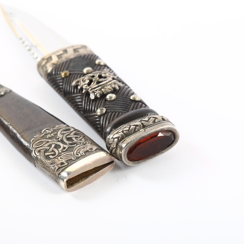 30 - A 20th century Scottish Argyll and Sutherland Regimental Officer's Sgian Dubh, bearing the crown cyp... 