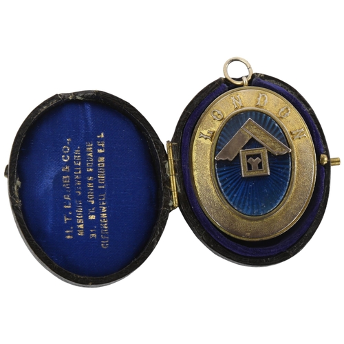 192 - A Masonic hallmarked silver pendant, 1972, length 5.5cm, marked London, hallmark 1994, in original b... 