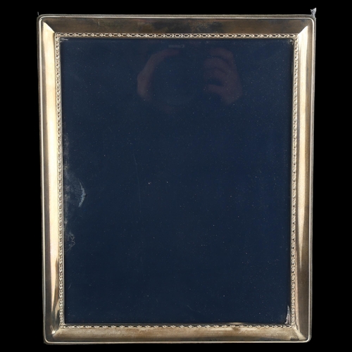 1521 - An Elizabeth II silver-fronted rectangular photo frame, by Carr's, hallmarks Sheffield 1993, overall... 