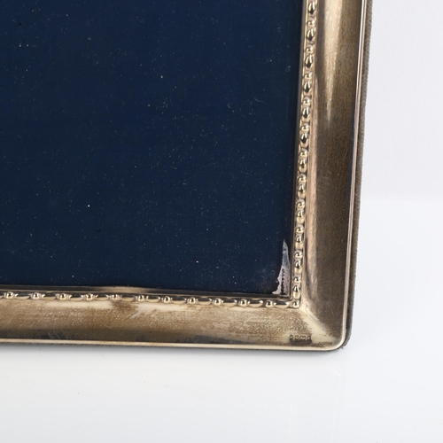 1521 - An Elizabeth II silver-fronted rectangular photo frame, by Carr's, hallmarks Sheffield 1993, overall... 